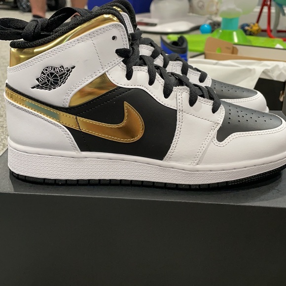 Nike Air Jordan 1 Mid GS - Picture 2 of 3